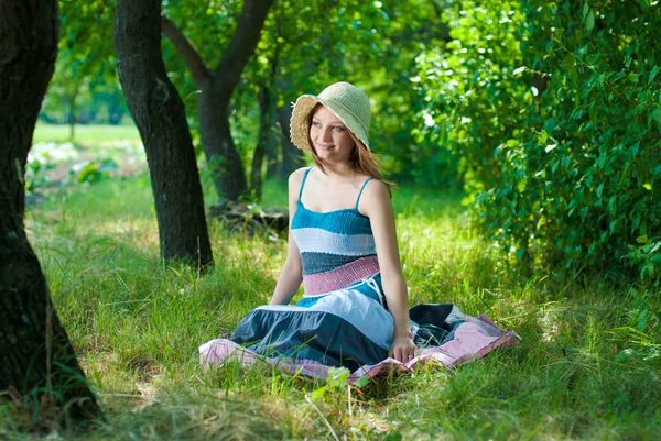 Молодая красивая женщина сидит в парке — стоковое фото