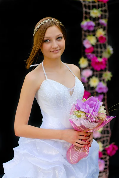 看着肩黑色背景上的年轻美丽新娘 — 图库照片
