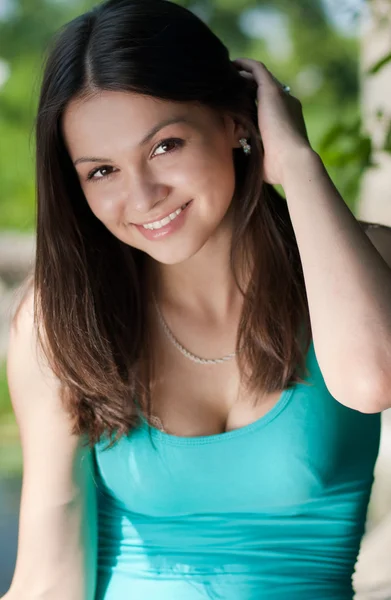 Fiatal boldog nő szabadtéri portré — Stock Fotó