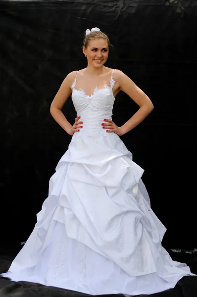 黑色背景上年轻漂亮的新娘 — 图库照片