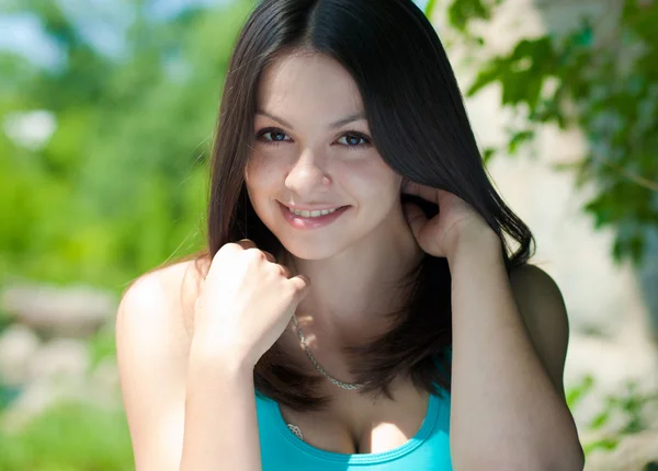 Fiatal boldog nő szabadtéri portré — Stock Fotó