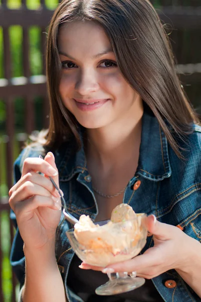 Young beautiful woman eating ice cream — Stock Photo, Image