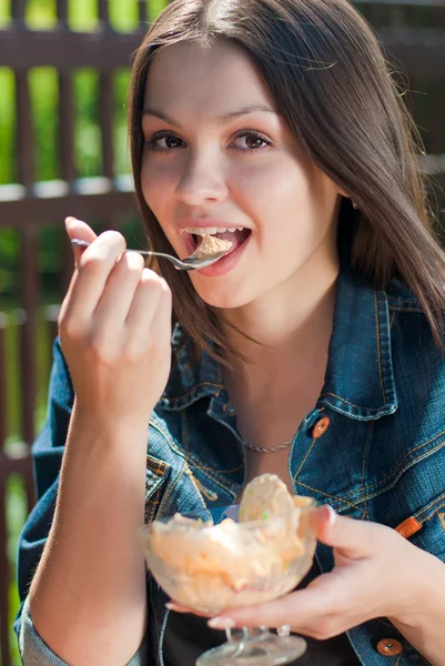 Young beautiful woman eating ice cream — Stock Photo, Image