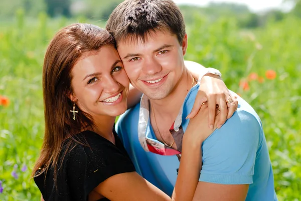Nevetett, a boldog fiatal pár — Stock Fotó