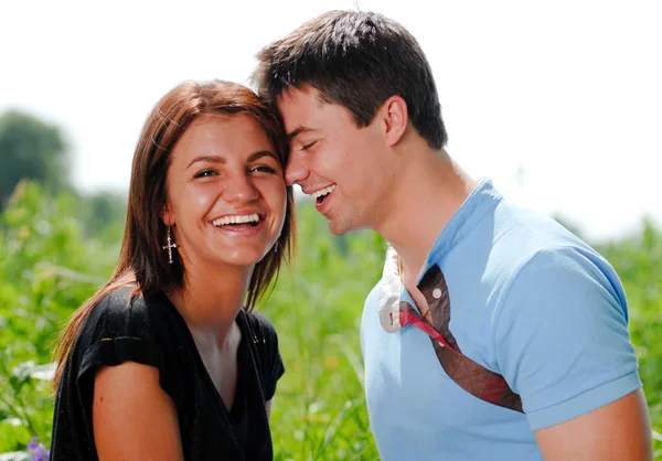 Joven feliz pareja riendo — Foto de Stock