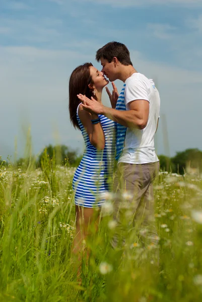 Jovem casal feliz flertando ao ar livre — Fotografia de Stock
