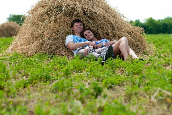 Молодая счастливая пара отдыхает на открытом воздухе — стоковое фото