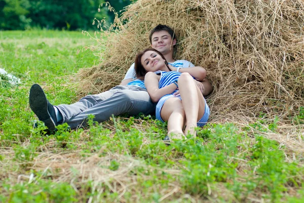 Jovem casal feliz descansando ao ar livre — Fotografia de Stock