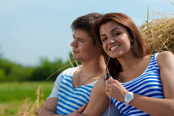 Young happy couple resting outdoors — Stock Photo, Image