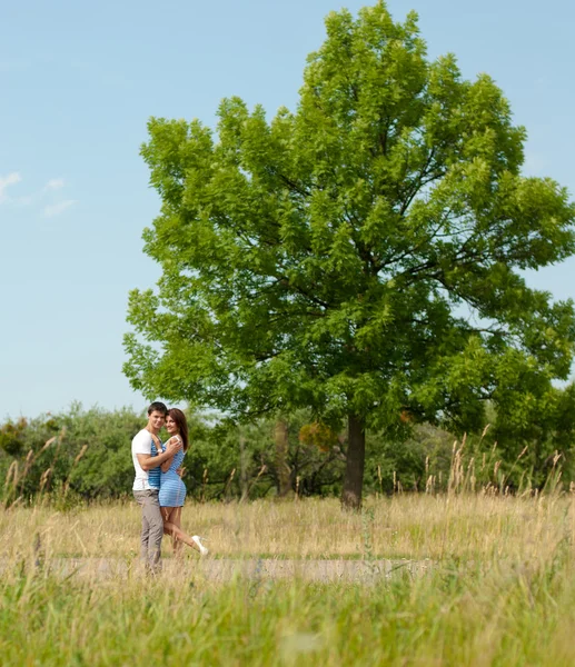 Junges glückliches Paar spaziert im Park — Stockfoto