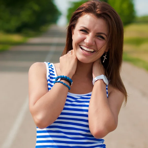 Jovem bela mulher feliz rindo ao ar livre — Fotografia de Stock