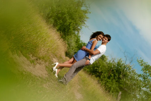 Joven pareja feliz coqueteando al aire libre — Foto de Stock