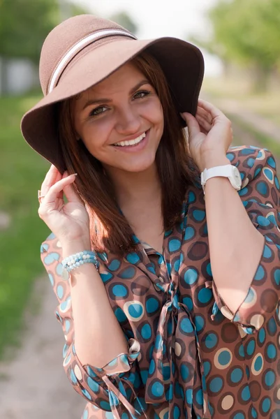 Όμορφη κοπέλα φορώντας καπέλο — Φωτογραφία Αρχείου