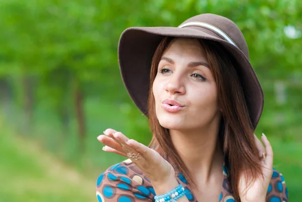 Mladá krásná žena posílat polibek — Stock fotografie
