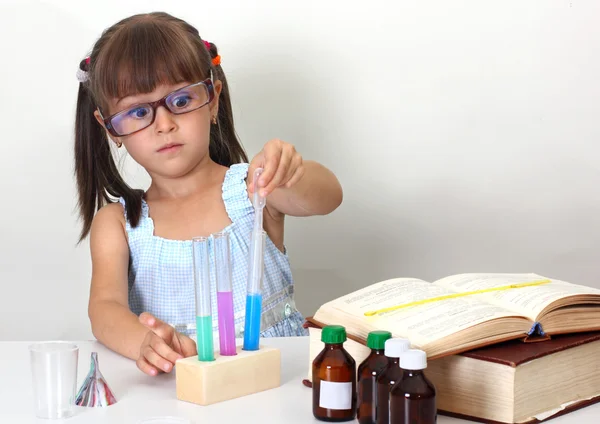 Menina criança fazendo teste de ciência — Fotografia de Stock
