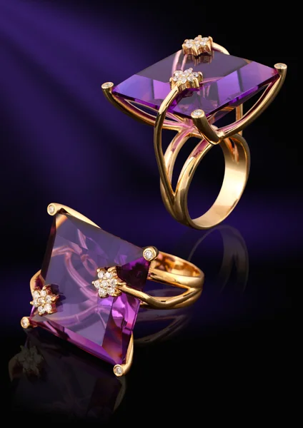 Gouden ring met edelsteen en diamanten — Stockfoto