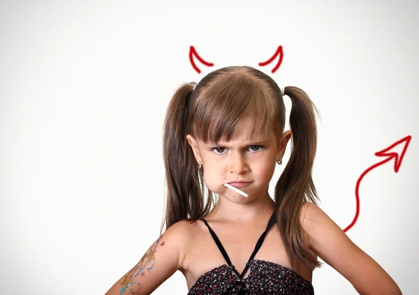 Portret van grappige boos kind meisje — Stockfoto