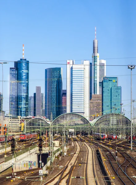 Stazione centrale Francoforte sul Meno con grattacieli — Foto Stock