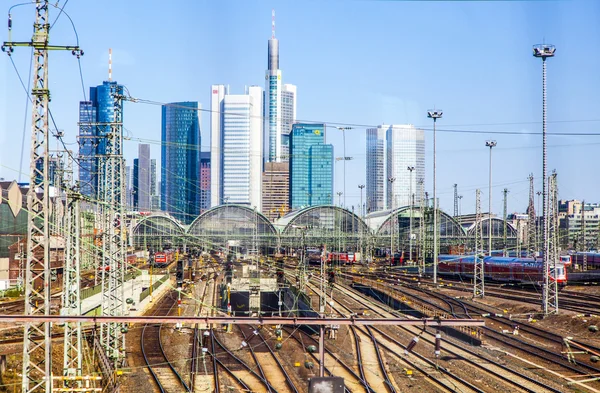 Centraal station frankfurt am main met wolkenkrabbers — Stockfoto