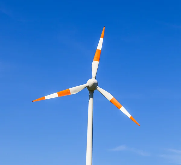 Mulino a vento raccoglie energia dalla brezza estiva . — Foto Stock