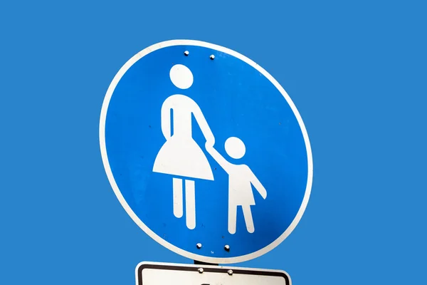 Insegna stradale pedonale bambino sopra il cielo blu — Foto Stock