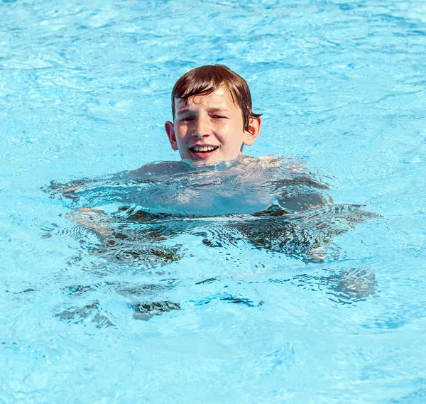 Хлопчик плаває в басейні — стокове фото