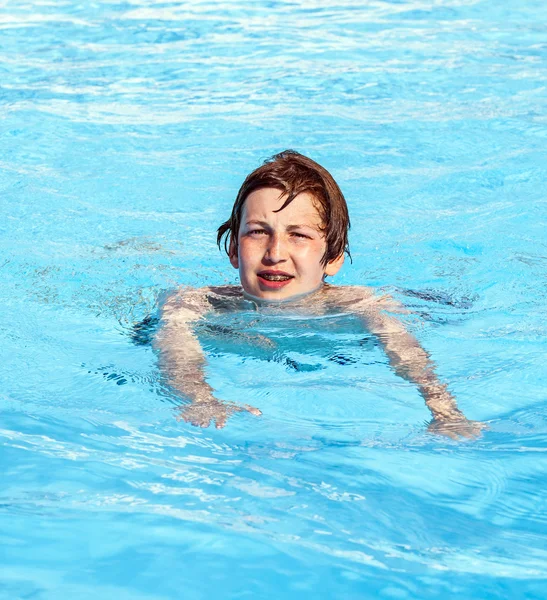 Pojke simmar i poolen — Stockfoto