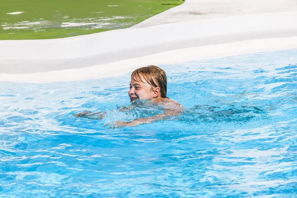 Ragazzo nuotare in piscina — Foto Stock