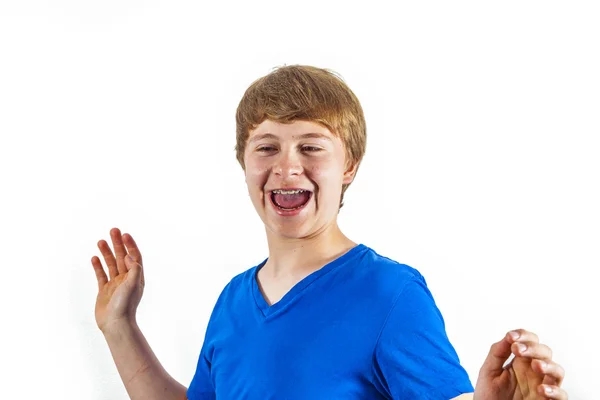 Счастливый веселый мальчик подает знак — стоковое фото