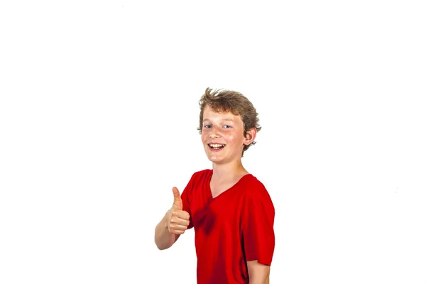 Gelukkig vreugdevolle jongen geeft teken — Stockfoto
