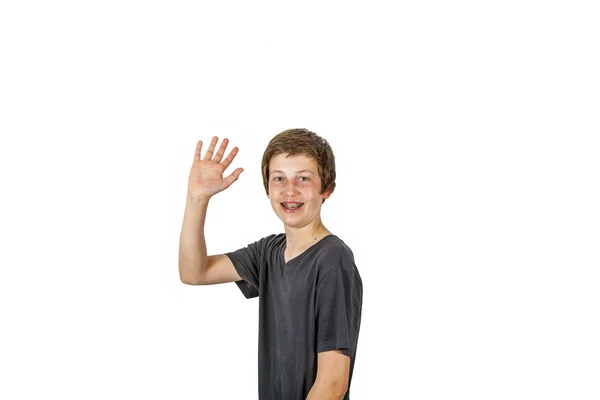 Счастливый веселый мальчик подает знак — стоковое фото