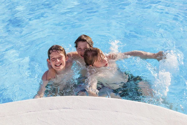 Yakışıklı çocuk havuzda eğlenin — Stok fotoğraf