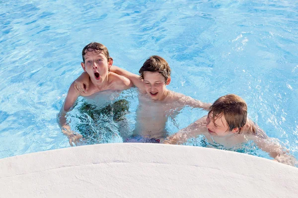 Χαριτωμένα αγόρια να διασκεδάσουν στην πισίνα — Φωτογραφία Αρχείου