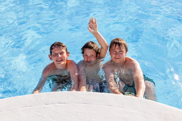 Mignons garçons ont plaisir dans la piscine — Photo