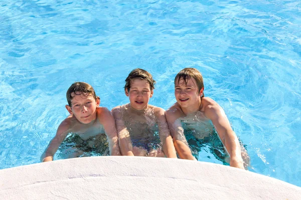 귀여운 소년 수영장에서 재미가 있다 — 스톡 사진