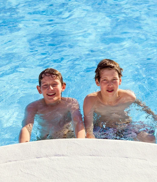 Mignons garçons ont plaisir dans la piscine — Photo