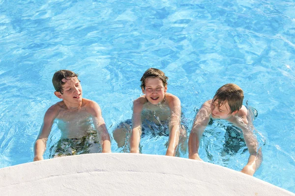 Χαριτωμένα αγόρια να διασκεδάσουν στην πισίνα — Φωτογραφία Αρχείου