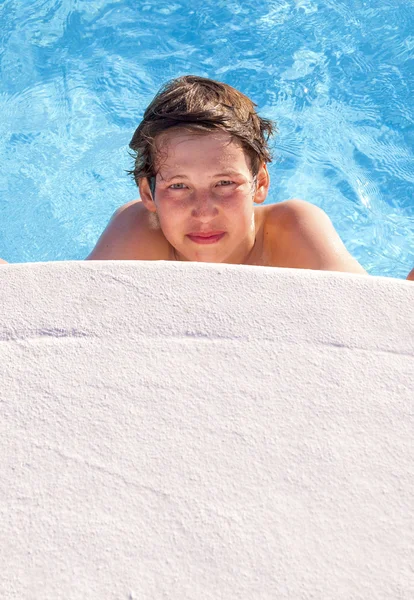 かわいい男の子がプールで楽しい時を過す — ストック写真