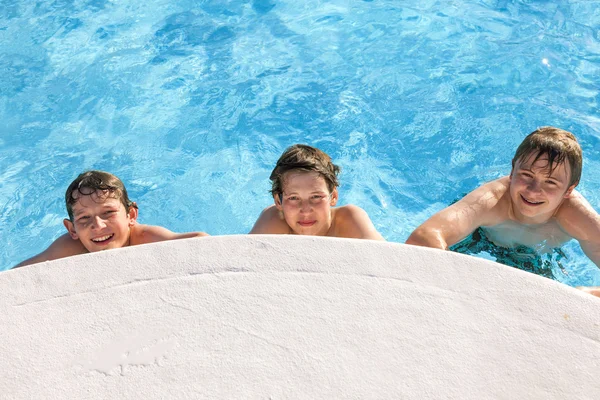 Aranyos fiúk már szórakozás a medencében — Stock Fotó