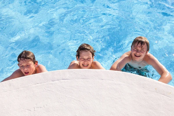 Roztomilý kluci se bavit v bazénu — Stock fotografie