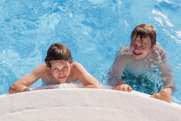 Rapazes na piscina — Fotografia de Stock