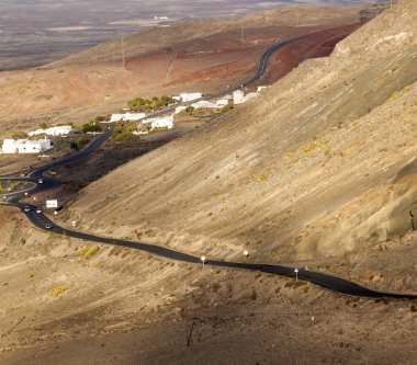 dolambaçlı yol boyunca eski bir volkan femes, lanzarote için