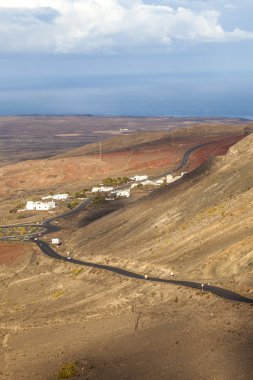 dolambaçlı yol boyunca eski bir volkan femes, lanzarote için