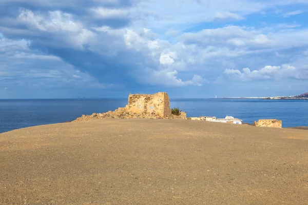 Oude geruïneerde wachttoren in playa blanca, lanzarote — Stockfoto