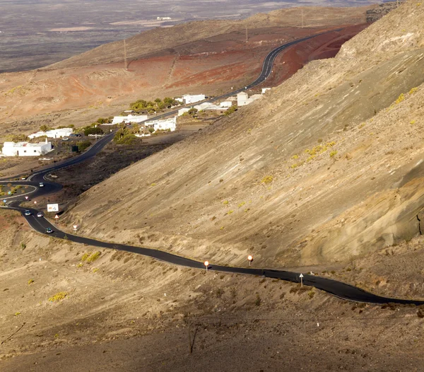 Kronkelende weg langs een oude vulkaan femes, lanzarote — Stockfoto
