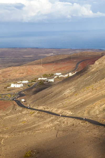Estrada sinuosa ao longo de um antigo vulcão para Femes, Lanzarote — Fotografia de Stock