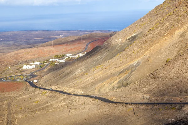 Route sinueuse le long d'un vieux volcan à Femes, Lanzarote — Photo