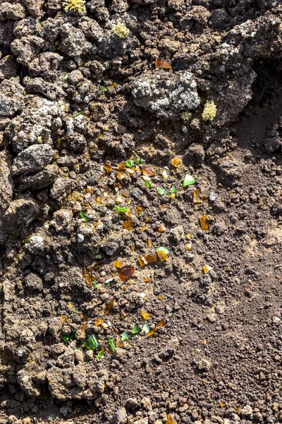 Вулканическая зона Лансароте с разбитой чашей бутылки — стоковое фото