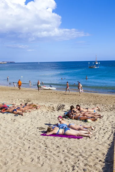 Genießen Sie den künstlichen schönen Strand playa dorada — Stockfoto