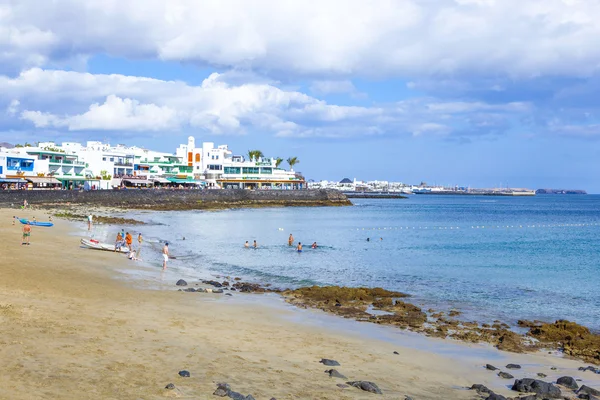 Насладиться искусственным красивым пляжем Playa Dorada — стоковое фото